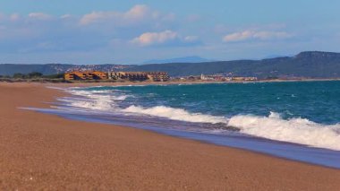 Büyük dalgalar halinde Pals, Costa Brava, İspanya güneşli bir günde 