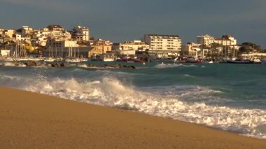 Büyük dalgalar halinde Palamos, Costa Brava, İspanya güneşli bir günde