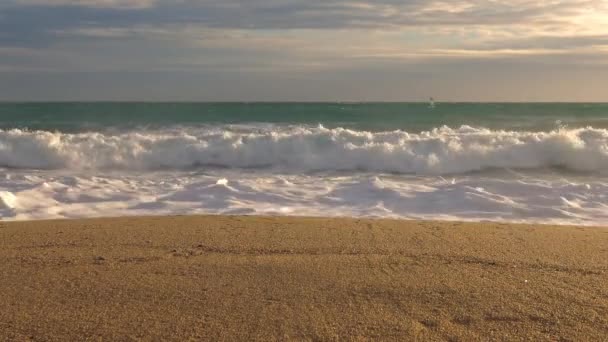 Duże Fale Słoneczny Dzień Palamos Costa Brava Hiszpania — Wideo stockowe