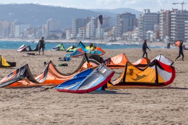 Çok rüzgarlı bir günde İspanya üzerinde 10 Mart 2018, Palamos Bay uçurtma sörfçü