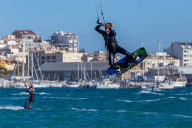 Çok rüzgarlı bir günde İspanya üzerinde 10 Mart 2018, Palamos Bay uçurtma sörfçü