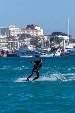 Çok rüzgarlı bir günde İspanya üzerinde 10 Mart 2018, Palamos Bay uçurtma sörfçü