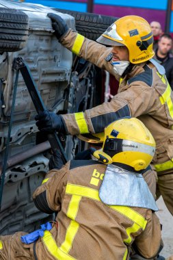 İtfaiyeci s sergi köyüne Palamos. Araba kazası, bir yaralı kişi ile taklit. 10 Mart 2018, İspanya