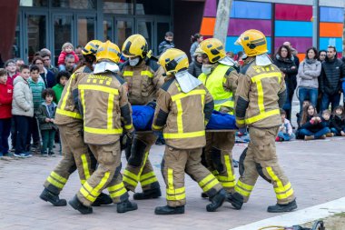 İtfaiyeci s sergi köyüne Palamos. Arabadan bir yaralı kişi kurtarıyoruz. 10 Mart 2018, İspanya