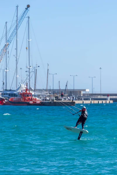 Křídlovou lodí kite surfař v Palamos Bay v velmi větrný den na 10 března 2018, Španělsko — Stock fotografie