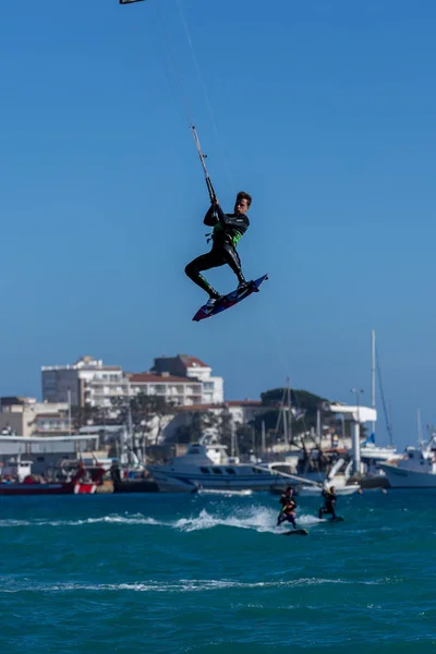 Kite surfař v Palamos Bay v velmi větrný den na 10 března 2018, Španělsko — Stock fotografie