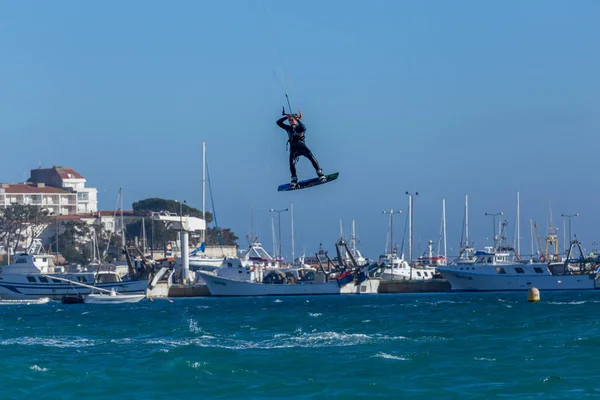 Kite surfař v Palamos Bay v velmi větrný den na 10 března 2018, Španělsko — Stock fotografie