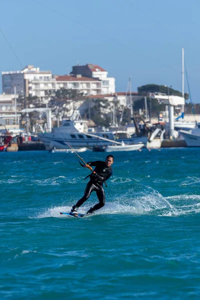 Kite surfař v Palamos Bay v velmi větrný den na 10 března 2018, Španělsko — Stock fotografie
