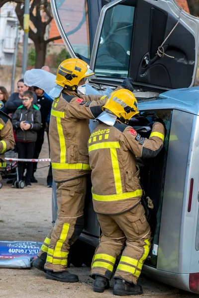 Exposição do bombeiro na aldeia de Palamos. Acidente de carro imitado, com uma pessoa ferida. Março 10, 2018, Espanha — Fotografia de Stock