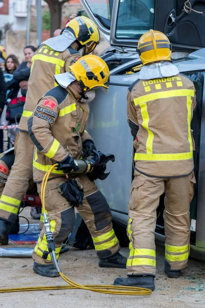 Exposição do bombeiro na aldeia de Palamos. Acidente de carro imitado, com uma pessoa ferida. Março 10, 2018, Espanha — Fotografia de Stock