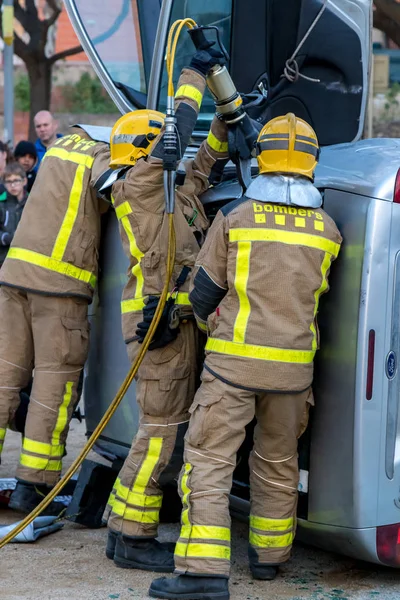 Exposición de bomberos en el pueblo de Palamos. Accidente de coche imitado, con una persona herida. 10 de marzo de 2018, España —  Fotos de Stock