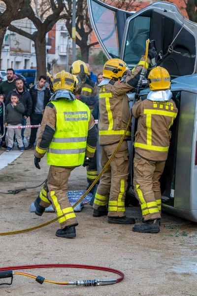 Exposición de bomberos en el pueblo de Palamos. Accidente de coche imitado, con una persona herida. 10 de marzo de 2018, España —  Fotos de Stock