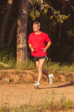 Bir bahar bir rekabet için eğitim sırasında genç atlet