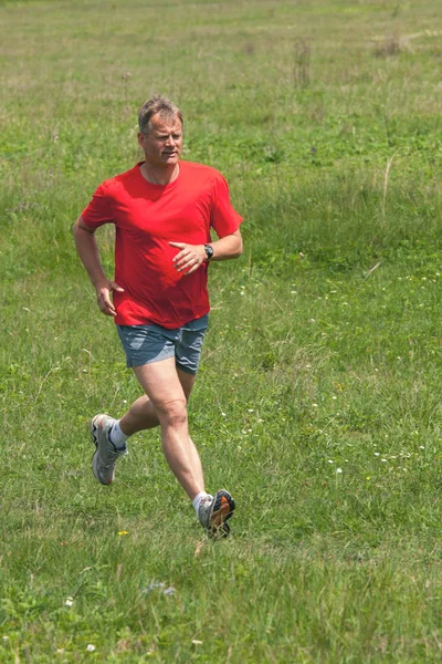 Jonge atleet tijdens een training voor een wedstrijd in een lente — Stockfoto