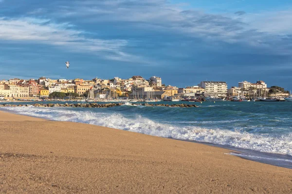 Duże fale w słoneczny dzień w Palamos Costa Brava, Hiszpania — Zdjęcie stockowe