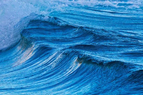 Большие волны из океана — стоковое фото