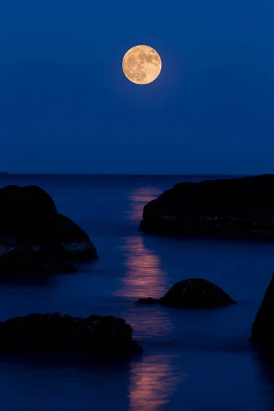 Volle maan boven de Oceaan in Costa Brava, Spanje Spanje — Stockfoto