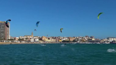 Güneşli bir günde birçok Kitesurfers İspanya, şehrin Palamos Costa Brava.