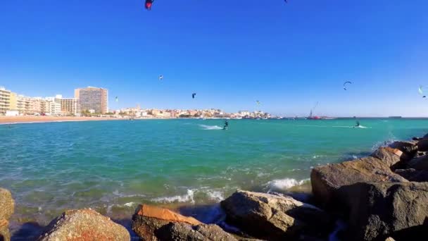 Många Kitesurfare Solig Dag Spanien Costa Brava Nära Staden Palamos — Stockvideo