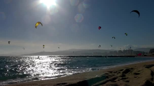 Nombreux Kitesurfers Par Une Journée Ensoleillée Espagne Sur Costa Brava — Video