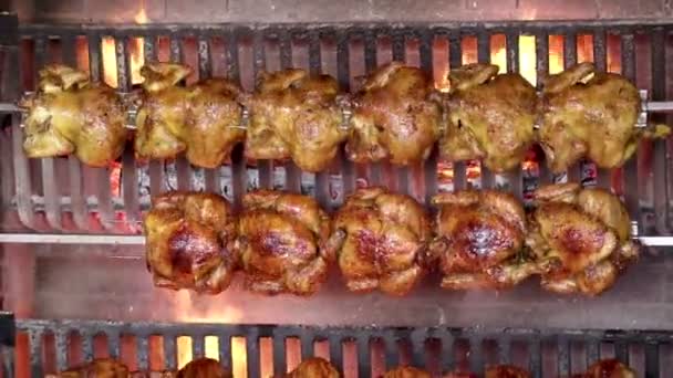 Rotisserie Kip Barbecue Roterende Boven Het Vuur — Stockvideo