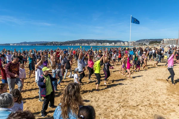 First bath of the year on the ocean — Stock Photo, Image