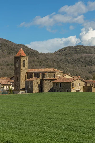 Belles vieilles maisons en pierre dans l'ancien village espagnol — Photo