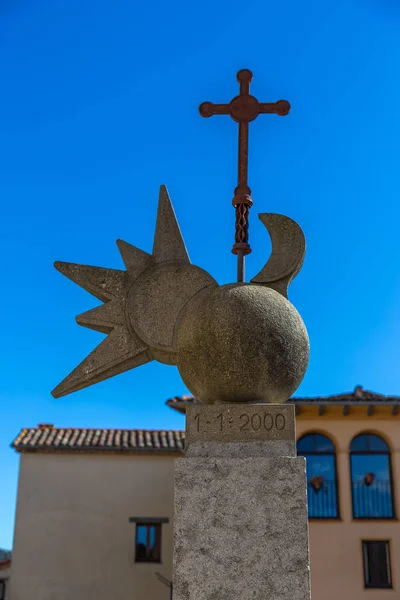 Schöne Skulptur in einem kleinen spanischen Dorf sant esteve den bas — Stockfoto