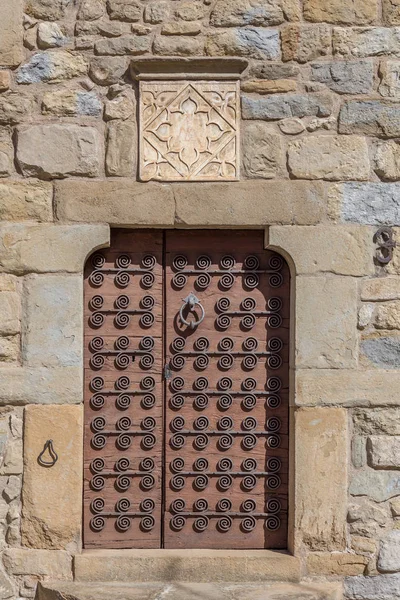 Старая дверь в каменном доме — стоковое фото