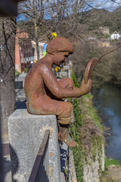 Belle sculpture en métal dans un petit village espagnol Sant Feliu de Pallerols — Photo