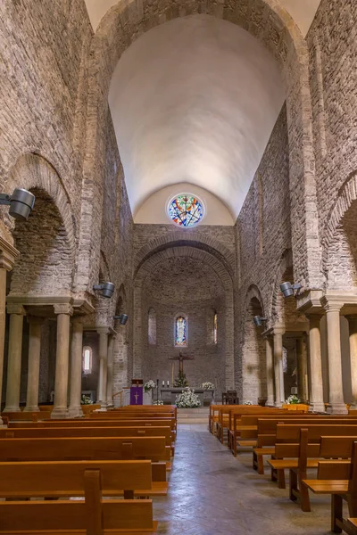 Antigua iglesia en un pequeño pueblo español Amer —  Fotos de Stock