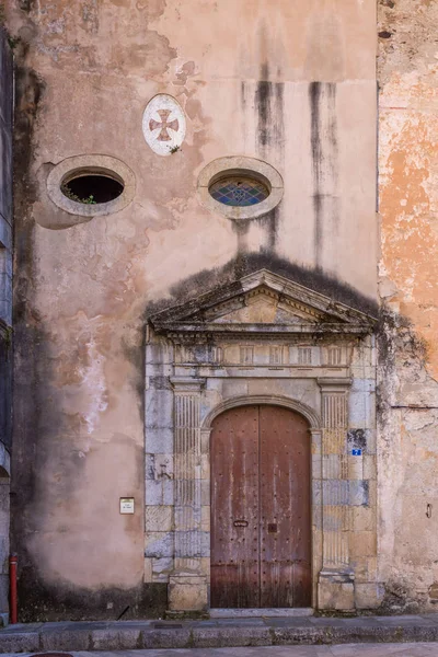 Hermosa iglesia antigua en un pequeño pueblo español Amer — Foto de Stock