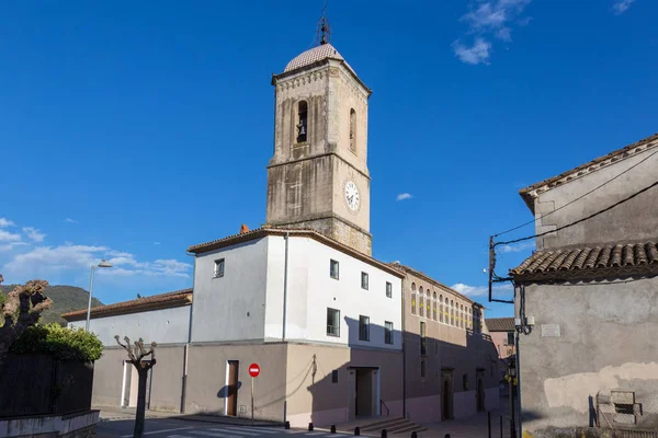 Ancienne église dans un petit village espagnol Amer, en Catalogne en Espagne — Photo