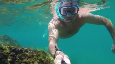 Genç adam İspanya açık okyanus su şnorkel ve Gopro Hero 5 siyah, 4 k ile sürüş 