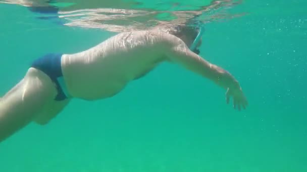 Jonge Man Rijden Het Water Duidelijk Oceaan Met Snorkel Gopro — Stockvideo