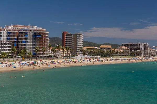 Playa en la Costa Brava (pueblo de Sant Antoni de Calonge) de España, 27. 07. 2017 España — Foto de Stock