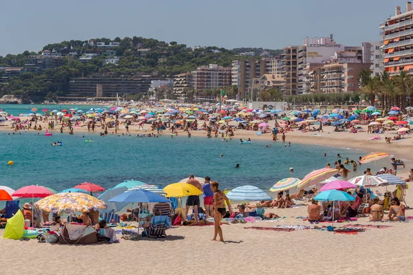 Playa en la Costa Brava (pueblo de Sant Antoni de Calonge) de España — Foto de Stock
