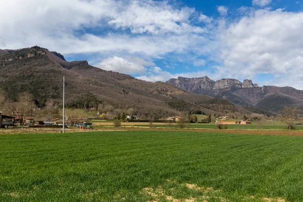 Hermoso paisaje español cerca del antiguo pueblo de Hostales den Bas en Cataluña de España — Foto de Stock