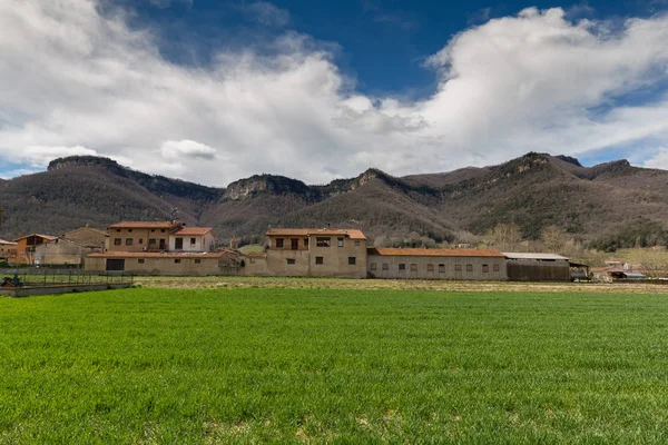 Krásná Španělská krajina u starobylé vesnice Hostales den Bas v Katalánsku ve Španělsku — Stock fotografie