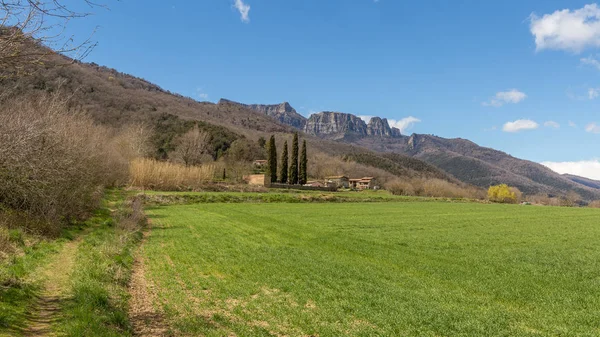 Közelében, az ősi falu Hostales den Bas Spanyolországban Katalónia Spanyol tájban — Stock Fotó