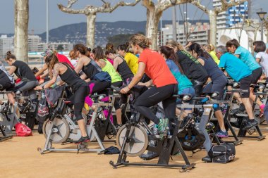 Spor ve sağlık günü açık havada Costa Brava kasabadaki Palamos. Spinning dersi. 07. 04. 2018 kasaba Palamos İspanya