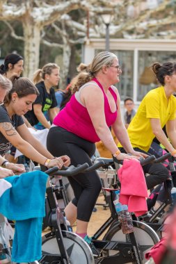 Spor ve sağlık günü açık havada Costa Brava kasabadaki Palamos. Spinning dersi. 07. 04. 2018 kasaba Palamos İspanya