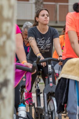 Spor ve sağlık günü açık havada Costa Brava kasabadaki Palamos. Spinning dersi. 07. 04. 2018 kasaba Palamos İspanya