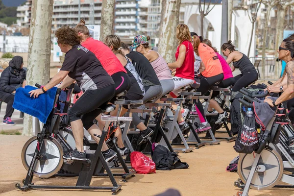 Sport- und Gesundheitstag im Freien an der Costa Brava in der Stadt Palamos. Spinnstunde. 07. 04. Stadt Palamos in Spanien 2018 — Stockfoto