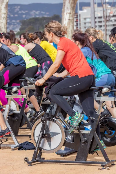 Sport en gezondheid dag buiten aan de Costa Brava in de stad Palamos. Draaiende klasse. 07. 04. 2018 stad Palamos in Spanje — Stockfoto