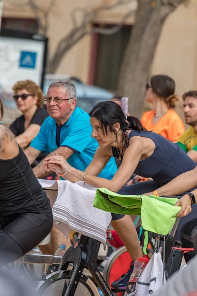 町パラモスのコスタ ・ ブラバの屋外スポーツと健康の日。回転するクラス。07. 04。2018 町パラモス スペインで — ストック写真