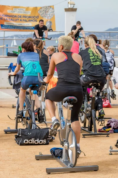 Sport en gezondheid dag buiten aan de Costa Brava in de stad Palamos. Draaiende klasse. 07. 04. 2018 stad Palamos in Spanje — Stockfoto