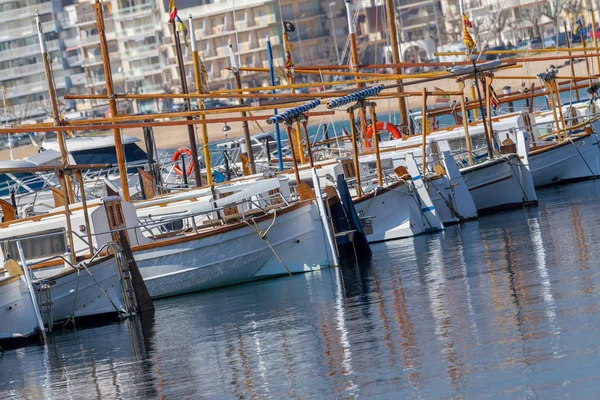 Ładne tradycyjny hiszpański łodzie w porcie Palamos Costa Brava — Zdjęcie stockowe