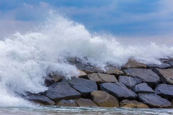 Beautiful big waves on the Spanish mediterranean ocean — Stock Photo, Image