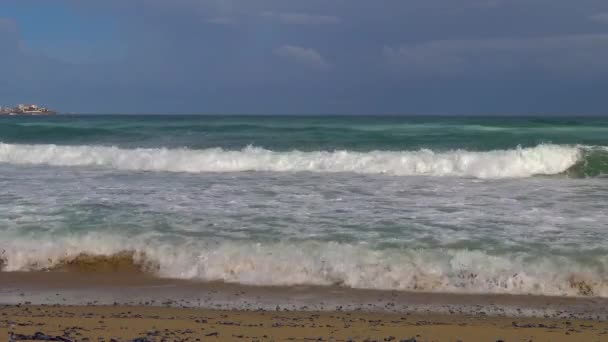 スペインのコスタ ブラバで風の強い日の大きな波 — ストック動画